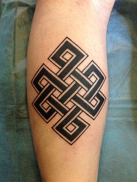 El tatuaje del infinito o el nudo místico (según el Feng。